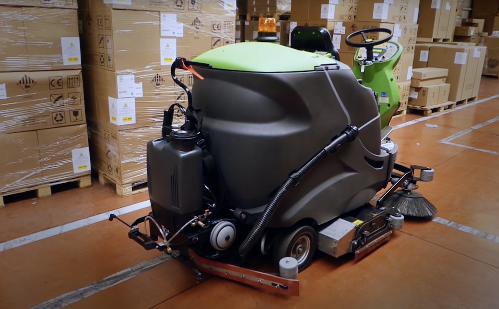 Využijte podlahové mycí stroje na maximum - postřikový systém 4v1