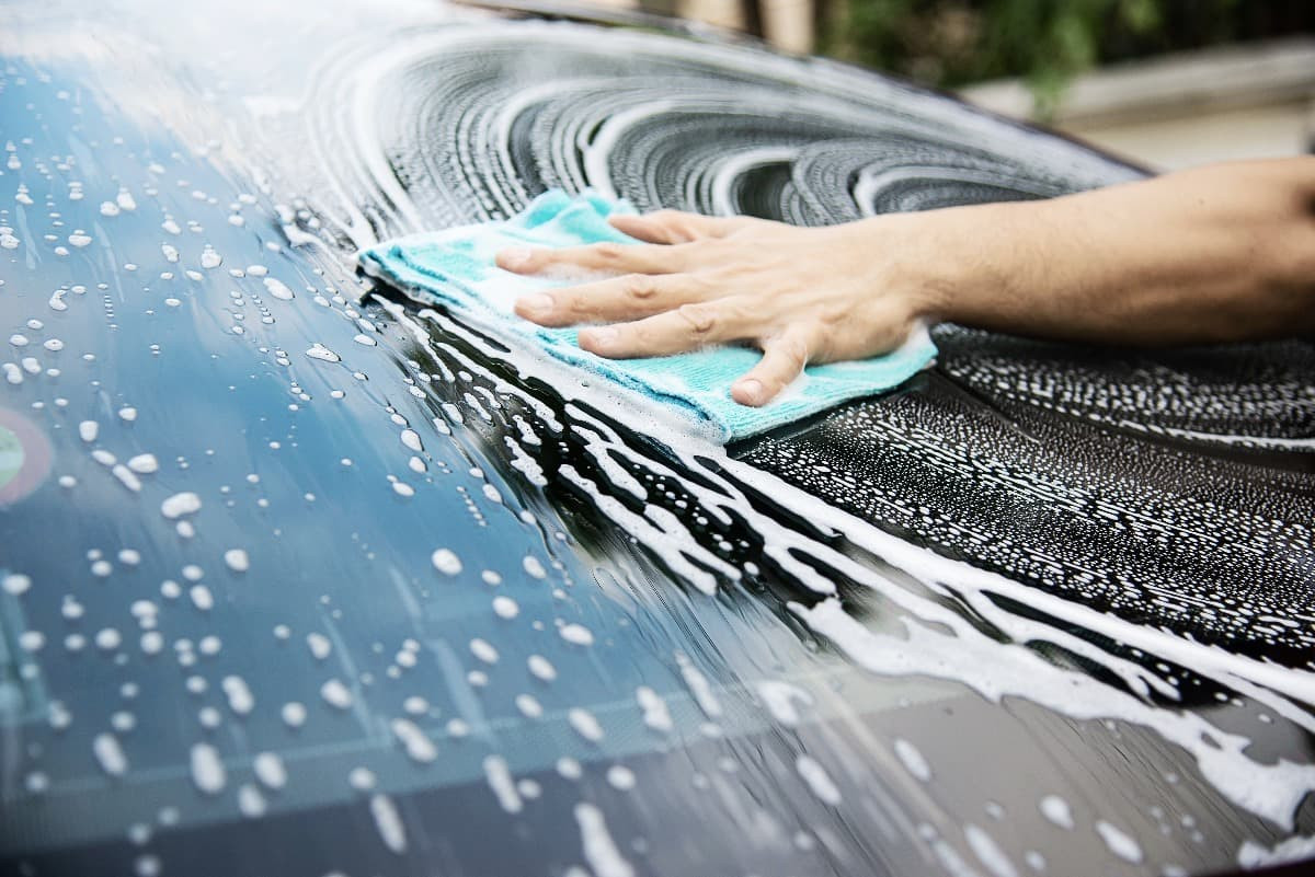 Ako rýchlo a jednoducho vyčistiť okná auta? | AutoMax Group