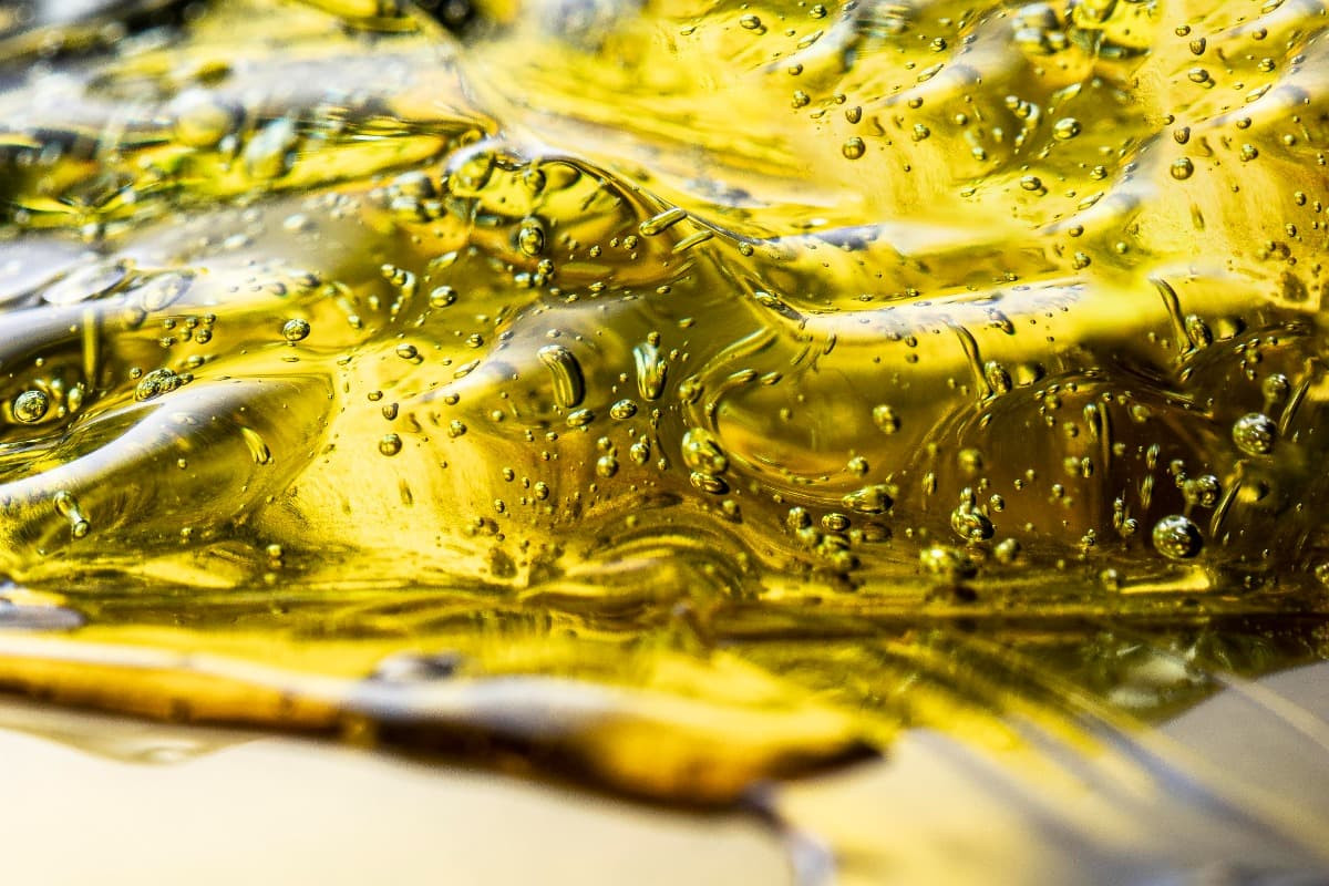 Plne syntetický olej v porovnaní s polosyntetickým olejom: Aký je skutočný rozdiel? | AutoMax Group