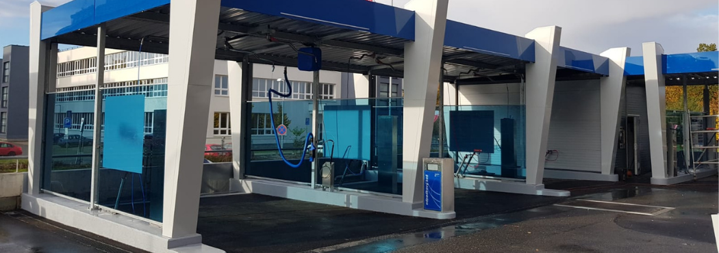 A Novodvorská bevásárlóközpont parkolójában található mosóközpont modern kialakítása és atipikus elrendezése | AutoMax Group